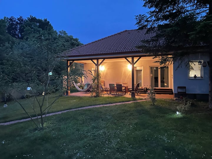 Maison de châtaignier avec jacuzzi à Leányfalu